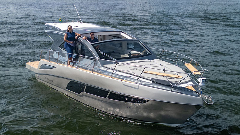 3 camarotes e plataforma submergível: conheça a Solara 410 HT